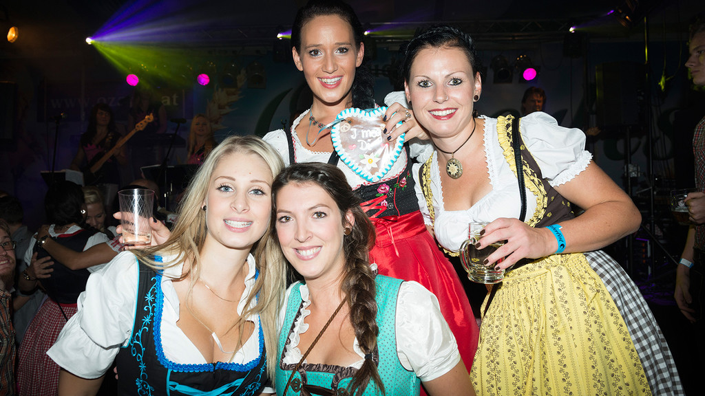 Sch__ne Dirndl weit und breit.jpg
