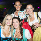 Sch__ne Dirndl weit und breit.jpg