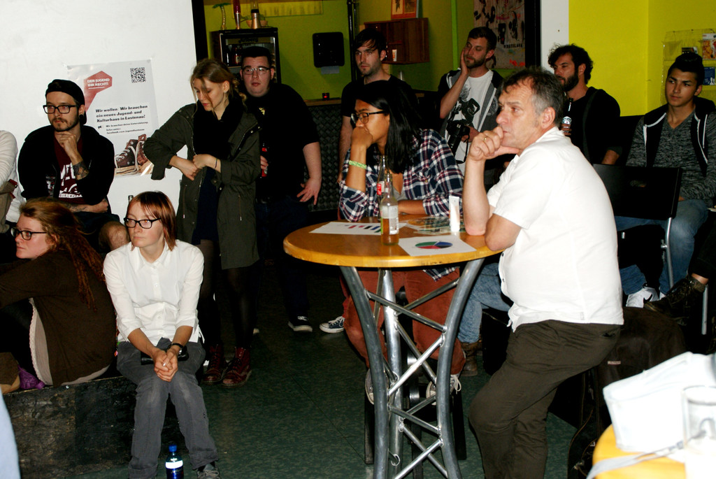 Gespannt verfolgten die Besucher den Talk am runden Tisch.JPG