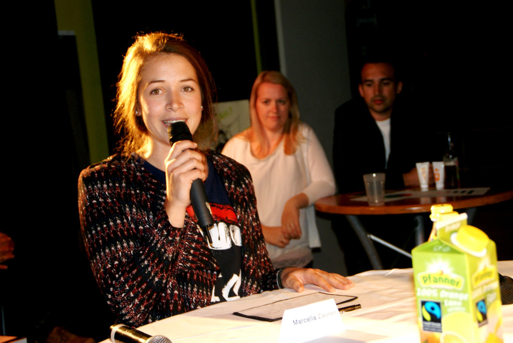Marcella Zauner moderierte am runden Tisch.JPG