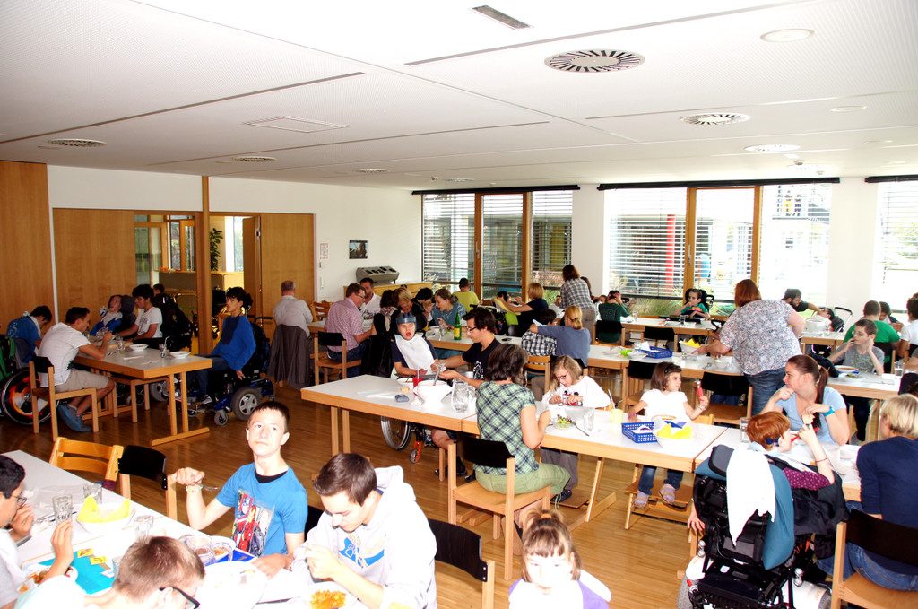 Fr__hliches Mittagessen im Schulheim.JPG