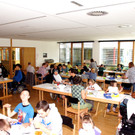 Fr__hliches Mittagessen im Schulheim.JPG
