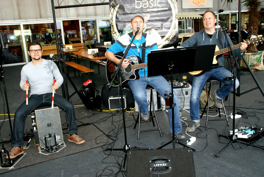 Basic unterhielten mit fetzigem Sound.JPG