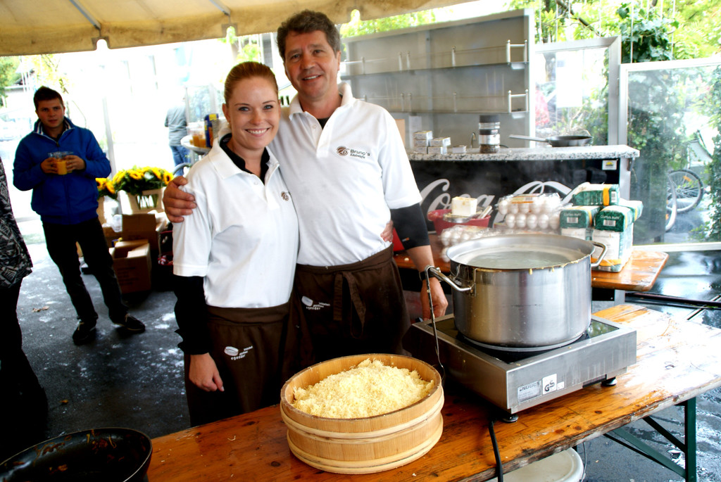 Bruno und Fabienne aus Sch__nebach zauberten k__stliche K__skn__pfle.JPG