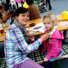 Die Guten Geister bemalten Kindergesichter.JPG