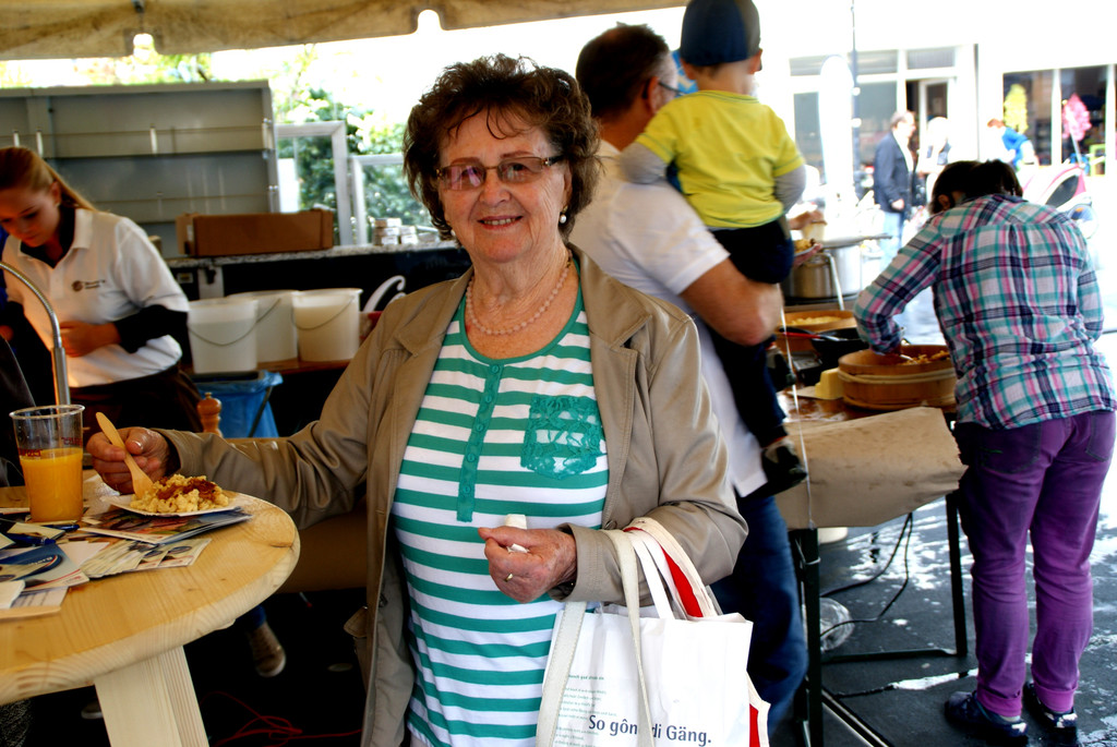 Herta Diekers_ die __lteste Teilnehmerin des Radwettbewerbs.JPG