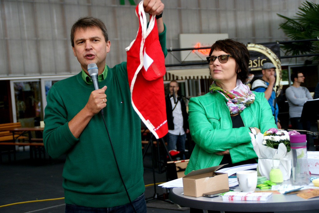 Kurt Fischer und Manuela Matt belohnten die flei__igen Radler.JPG