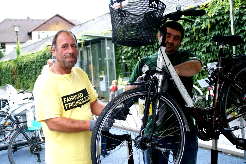 Sigi und Lomale von Integral beim Fahrrad Polieren.JPG