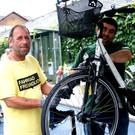 Sigi und Lomale von Integral beim Fahrrad Polieren.JPG