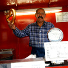 Svetozar mit Riesenbrezeln.JPG