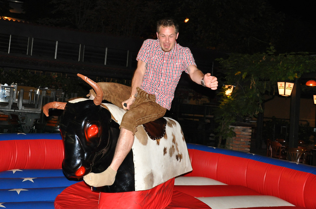 DSC_1087 bullriding und hau den lukas im biergarten.jpg