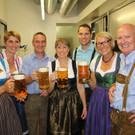 In Drindl und Lederhosn beim stimmungsvollen „Bierblosn-Oktoberfest“ in Lochau.
