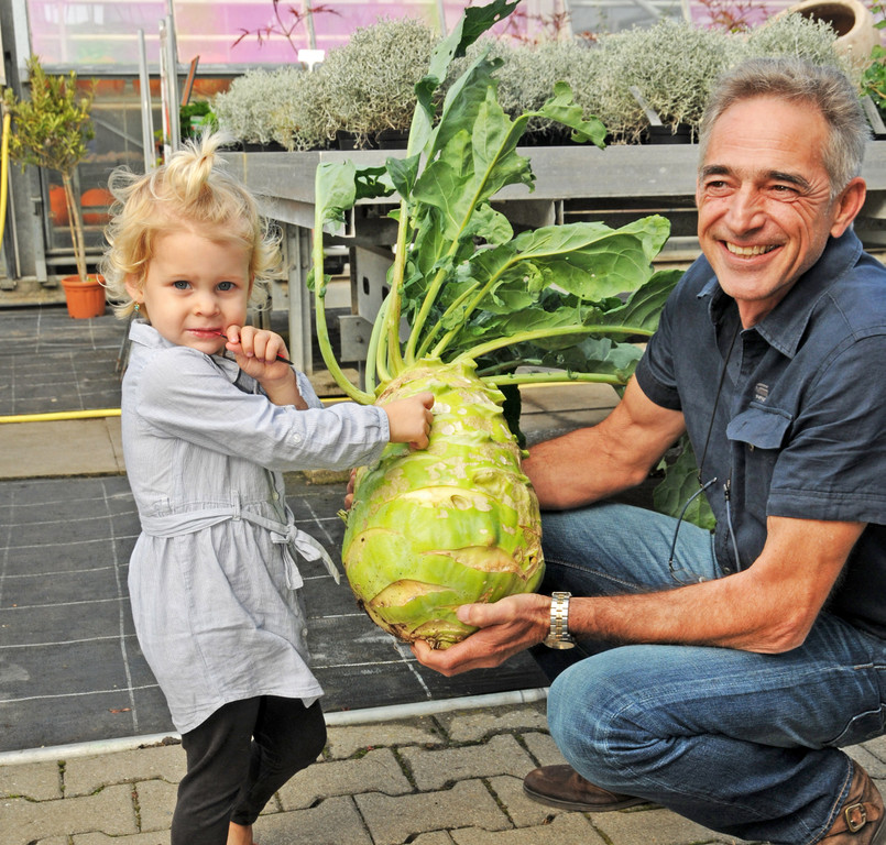 Lina mit Martin Brunner _ Kohlrabi.jpg