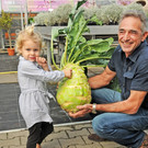 Lina mit Martin Brunner _ Kohlrabi.jpg