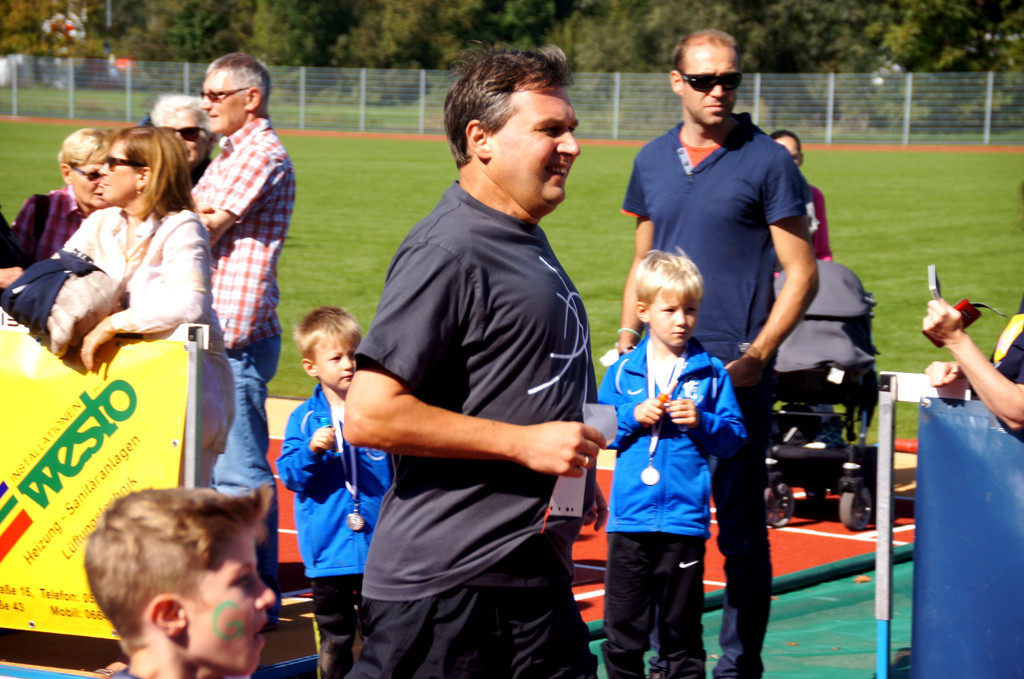 Kurt Fischer l__uft mit seinen Lustenauern.JPG