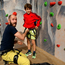 Laurin_9_ wird von Roman zum Klettern bereit gemacht.JPG