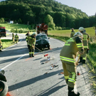 Auto stößt frontal mit Motorrad zusammen