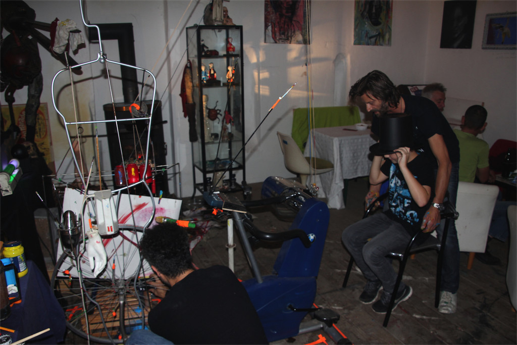 BK_Thomas Rauch in seinem Atelier mit Kunstmaschine 8.JPG