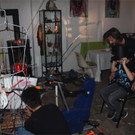 BK_Thomas Rauch in seinem Atelier mit Kunstmaschine 8.JPG