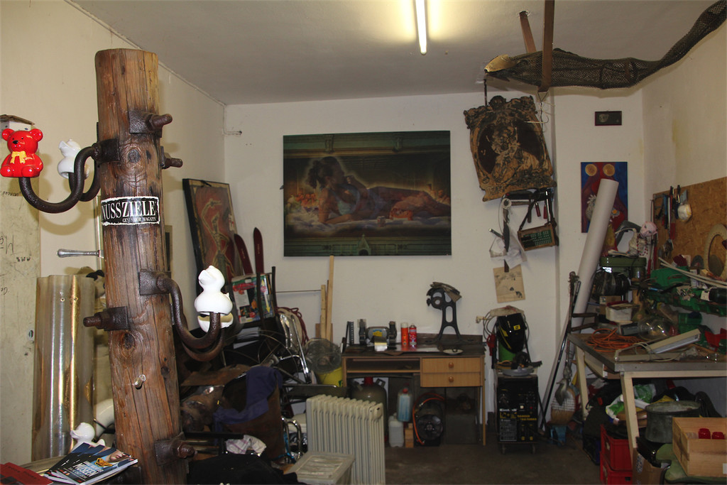 BK_Thomas Rauch in seinem Atelier mit Kunstmaschine 2.JPG