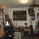 BK_Thomas Rauch in seinem Atelier mit Kunstmaschine 2.JPG