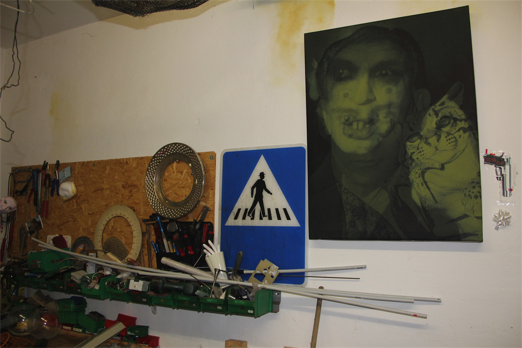 BK_Thomas Rauch in seinem Atelier mit Kunstmaschine 3.JPG