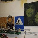 BK_Thomas Rauch in seinem Atelier mit Kunstmaschine 3.JPG