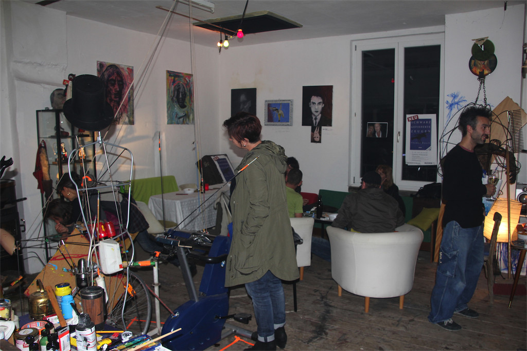 BK_Thomas Rauch in seinem Atelier mit Kunstmaschine 4.JPG