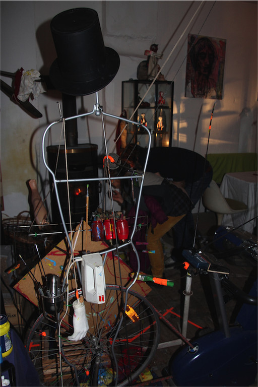 BK_Thomas Rauch in seinem Atelier mit Kunstmaschine 5.jpg