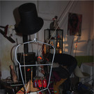 BK_Thomas Rauch in seinem Atelier mit Kunstmaschine 5.jpg