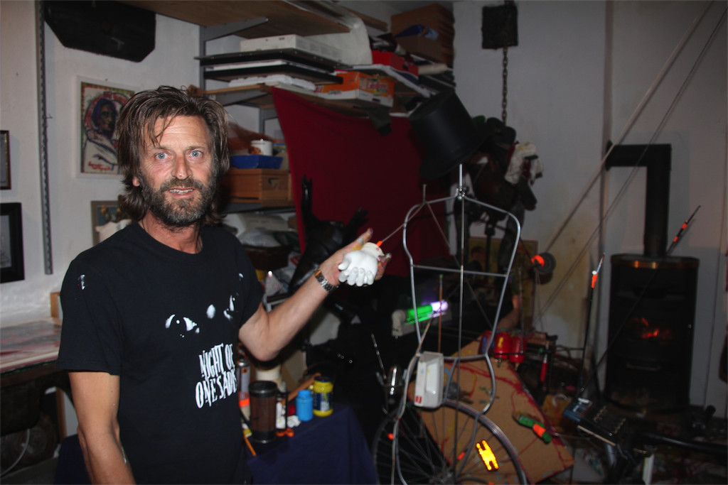 BK_Thomas Rauch in seinem Atelier mit Kunstmaschine 7.JPG