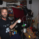 BK_Thomas Rauch in seinem Atelier mit Kunstmaschine 7.JPG