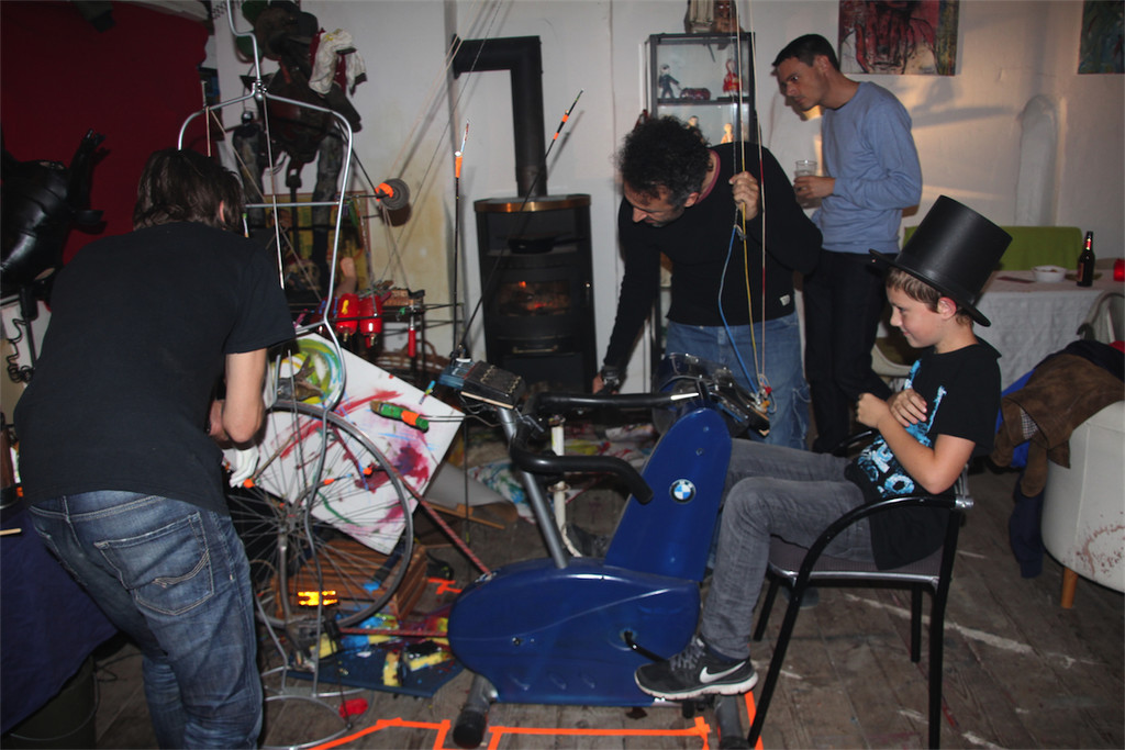 BK_Thomas Rauch in seinem Atelier mit Kunstmaschine 9.JPG