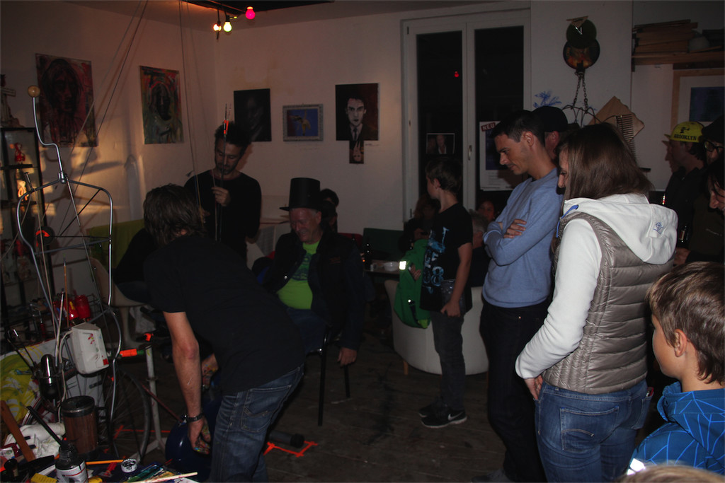 BK_Thomas Rauch in seinem Atelier mit Kunstmaschine 10.JPG