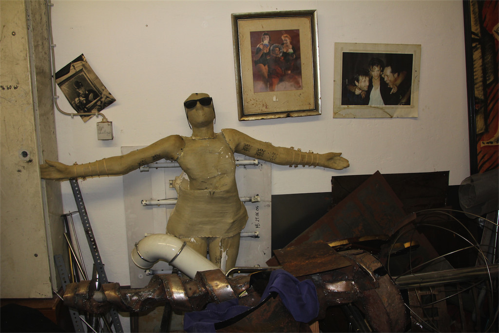 BK_Thomas Rauch in seinem Atelier mit Kunstmaschine 12.JPG