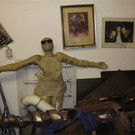 BK_Thomas Rauch in seinem Atelier mit Kunstmaschine 12.JPG