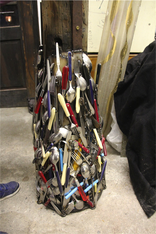 BK_Thomas Rauch in seinem Atelier mit Kunstmaschine 13.jpg