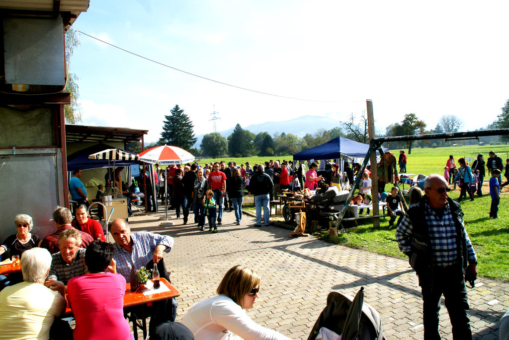 Bei herrlichem Wetter hielt man sich gerne im Freien auf.JPG