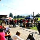 Bei herrlichem Wetter hielt man sich gerne im Freien auf.JPG