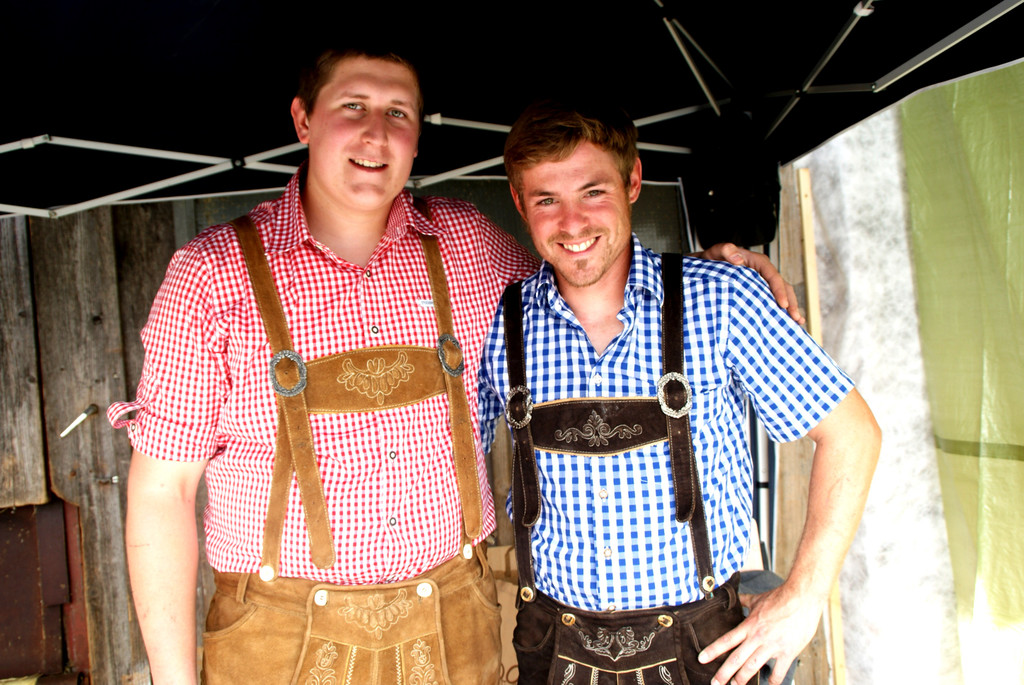 Daniel und Patrick sorgten f__r das leibliche Wohl.JPG