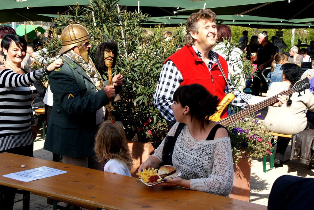 Eine Polonaise __ber den Dorfmarkt.JPG