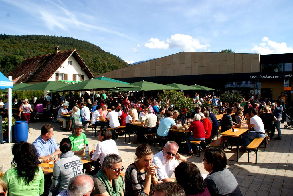 # Titelbild _77_ Gut besuchter Bauernmarkt.JPG