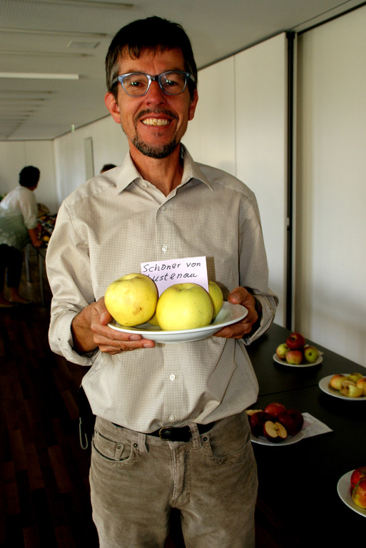 Rudi Alge pr__sentiert den Sch__nen von Lustenau.JPG