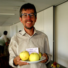 Rudi Alge pr__sentiert den Sch__nen von Lustenau.JPG