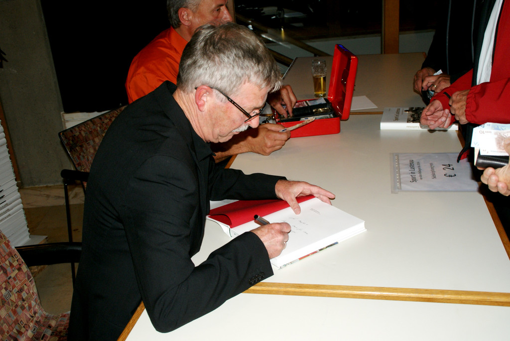 # Titelbild _33_ Laurin Peter signiert sein Buch.JPG