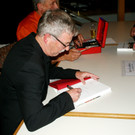 # Titelbild _33_ Laurin Peter signiert sein Buch.JPG