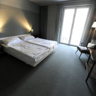 Das Wiener Caritas-Hotel "magdas": Hotelmanager Sebastian de Vos zeigt Musterzimmer