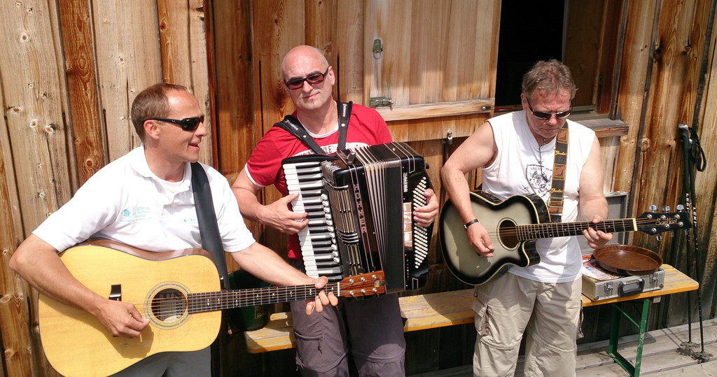 Harry Ha__usle_ Roland Vonbru__ll_ Gilla - live auf dem Freschenhaus 2013.jpg