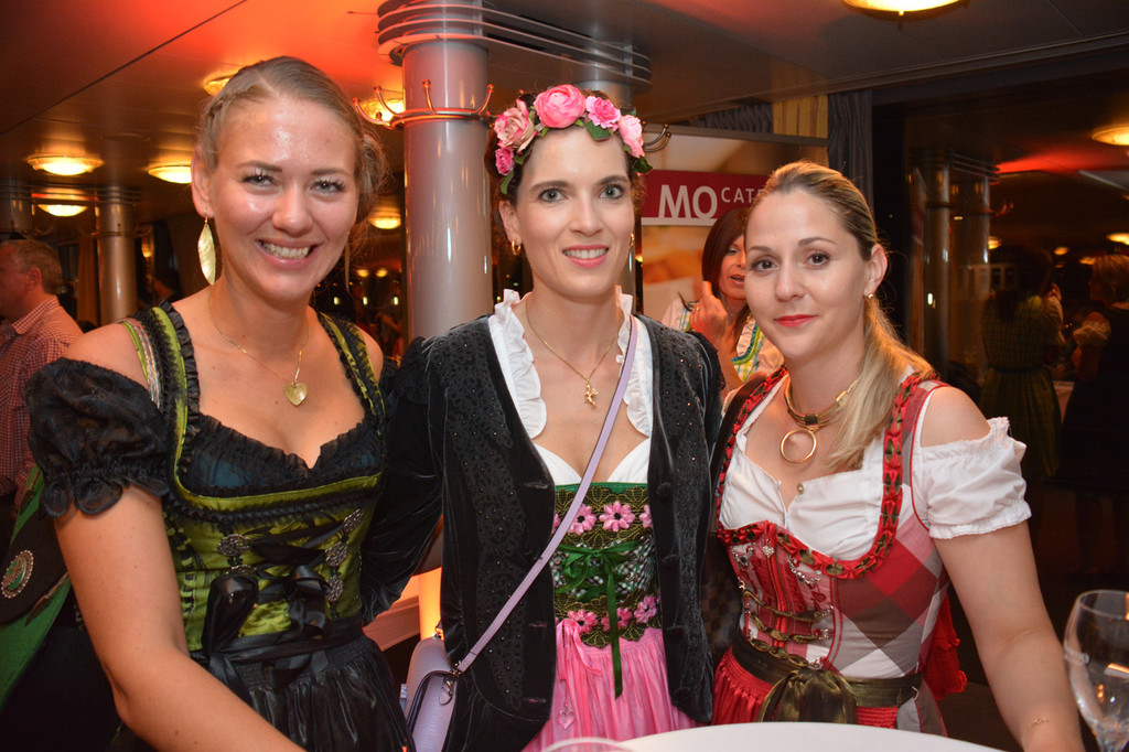 vol_at rebekka stephanie tamara.jpg