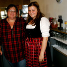 Karin und Lisa-Marie sorgten f__rs  leibliche Wohl der G__ste.JPG